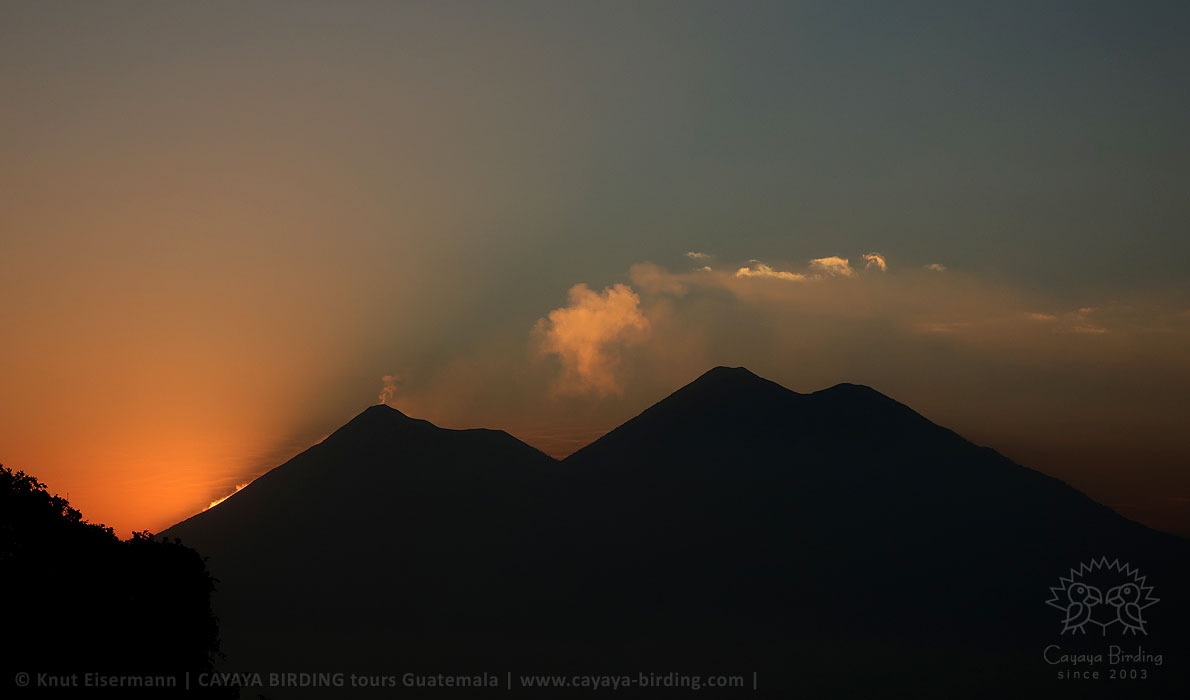 Sonnenuntergang am Fuego Vulkan, CAYAYA BIRDING Tagestouren zur Vogelbeobachtung von Antigua und Guatemala Stadt